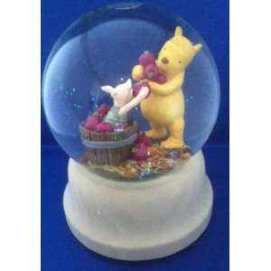  Classic Winnie the Pooh Snow Globe   Apple Collection 