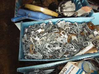 See Pictures Lot of 100 metal Shelf Shelving Clip Clips Lyon T Post 