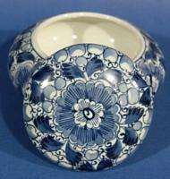 d460 Nice 5½ Handpainted Covered Delft Candy Box  