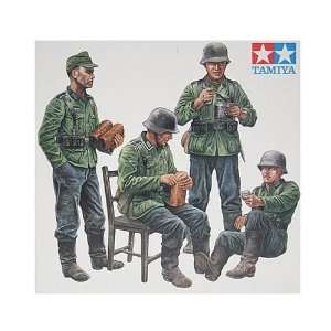   35 35129 German Soldiers At Rest New in Sealed Box Toys & Games