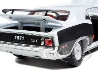 1971 PLYMOUTH CUDA 383 WHITE 124 DIECAST MODEL CAR  