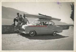 Foto Drei Personen aus Österreich mit ihrem Oldtimer Auto (wohl von 