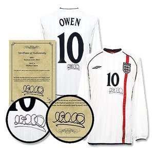  01 03 England Michael Owen Signed Jersey: Sports 